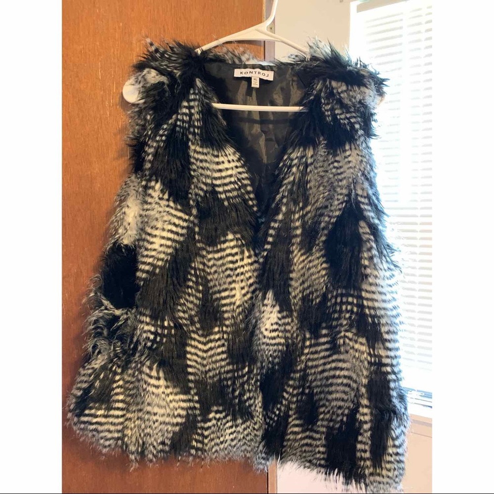 KONTROL Sleeveless Fauz Fur Vest 😍